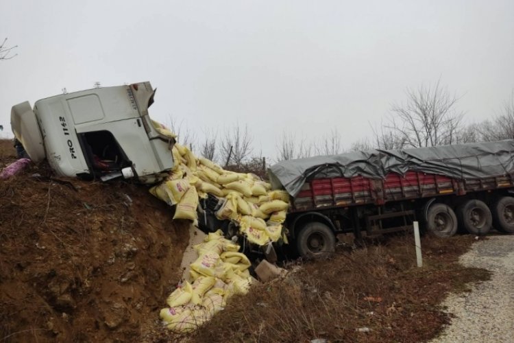 Bursa'da yem yüklü tır yoldan çıktı!